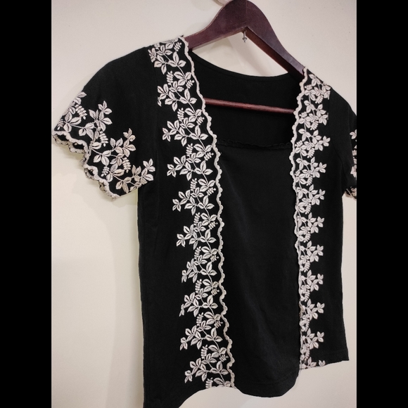❌SOLD❌Black & White Embroidered Top 🖤 - Picture 6 of 10